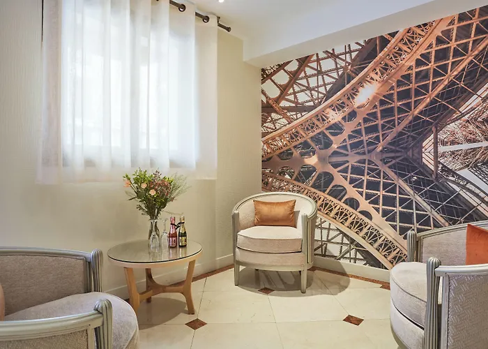 堡格林内尔埃菲尔铁塔酒店 3*